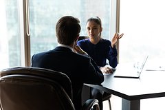 Искусственный интеллект в действии, помогающий в экономике