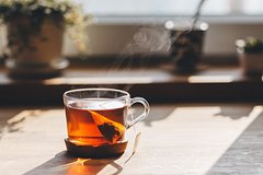 Чашка с любимым утренним напитком, символизирующая спокойствие и расслабление