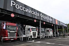 Пельмени с соевым соусом на фоне культурных символов Москвы и Пекина