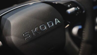 Электрокроссовер Skoda Epiq на фоне городской парковки